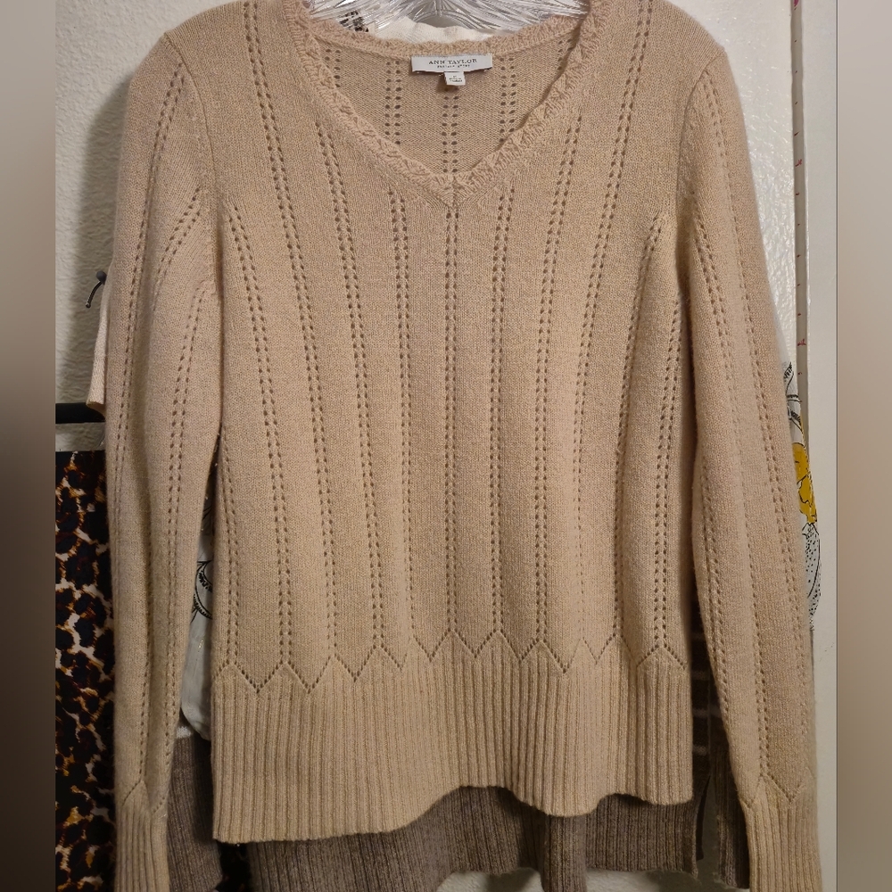 Anne Taylor Cream V-Neck 100% Wool Open Stitch Sweater Womans Medium